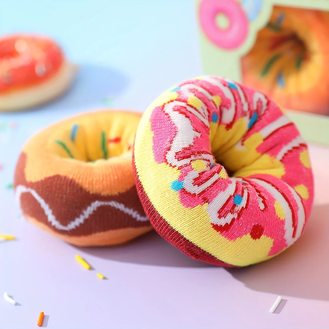 Twee paar trendy modieuze sokken met kleurrijke donutspatronen zijn geschikt voor kerstcadeaus voor Valentijnsdag op Halloween