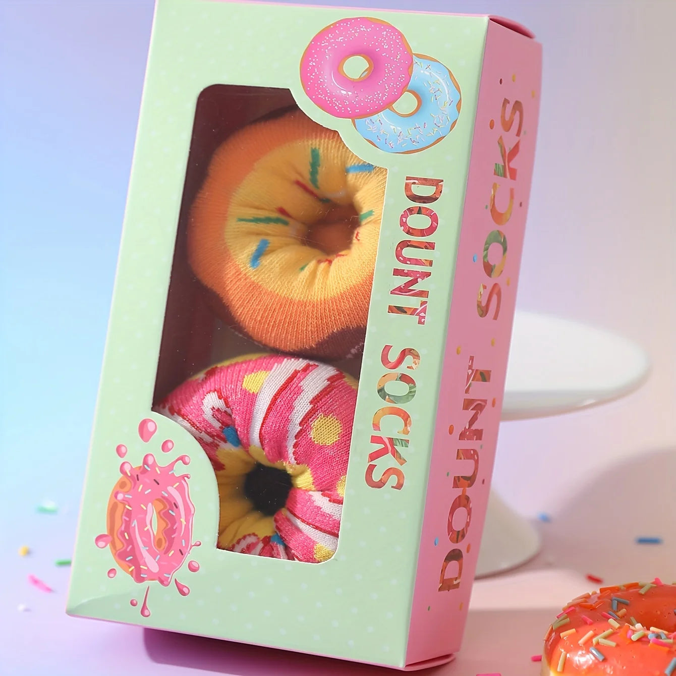 Twee paar trendy modieuze sokken met kleurrijke donutspatronen zijn geschikt voor kerstcadeaus voor Valentijnsdag op Halloween